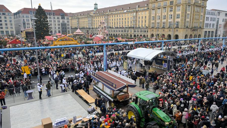 Ribuan orang menghadiri perayaan Natal tradisional, Stollenfest, di Dresden, Jerman, pada Sabtu (9/12) waktu setempat. (REUTERS/Matthias Rietschel)