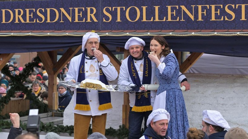 Ribuan orang menghadiri perayaan Natal tradisional, Stollenfest, di Dresden, Jerman, pada Sabtu (9/12) waktu setempat. (REUTERS/Matthias Rietschel)