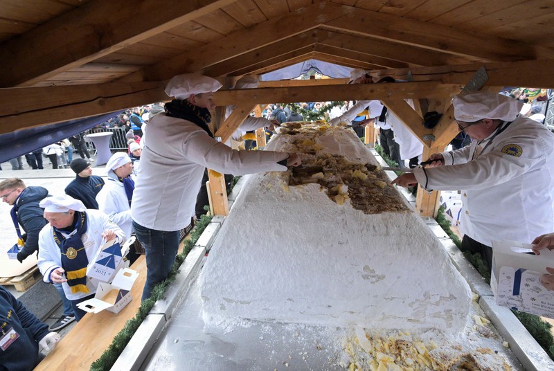 Ribuan orang menghadiri perayaan Natal tradisional, Stollenfest, di Dresden, Jerman, pada Sabtu (9/12) waktu setempat. (REUTERS/Matthias Rietschel)