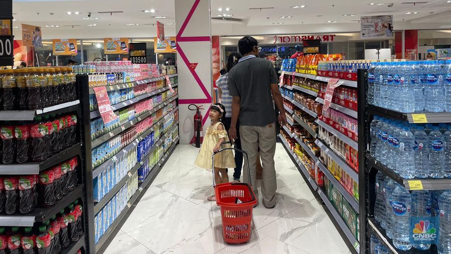 Suasana  Full Day Sale di Transmart Transpark Mall Bintaro, Minggu (10/12/2023). (CNBC Indonesia/Rindi Salsabilla)