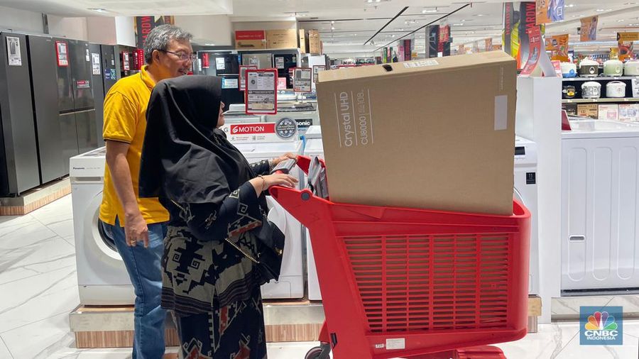 Suasana Full Day Sale di Transmart Transpark Mall Bintaro, Minggu (10/12/2023). (CNBC Indonesia/Rindi Salsabilla)