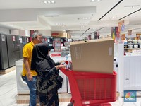 Awas Kehabisan! Pengunjung Serbu TV Diskon di Transmart
