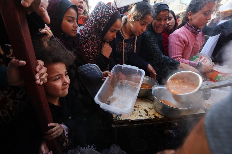 Warga Palestina berebut makanan yang diberikan oleh para sukarelawan, di tengah kekurangan pangan selama konflik antara Israel dan kelompok Islam Palestina Hamas berlanjut, di Rafah, di selatan Jalur Gaza. (REUTERS/Ibraheem Abu Mustafa) Warga Palestina berebut makanan yang diberikan oleh para sukarelawan, di tengah kekurangan pangan selama konflik antara Israel dan kelompok Islam Palestina Hamas berlanjut, di Rafah, di selatan Jalur Gaza. (REUTERS/Ibraheem Abu Mustafa)