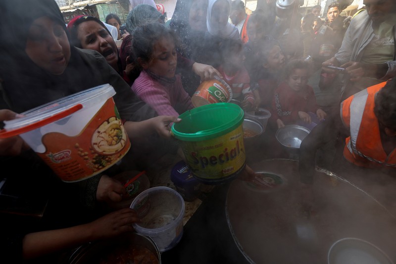 Warga Palestina berebut makanan yang diberikan oleh para sukarelawan, di tengah kekurangan pangan selama konflik antara Israel dan kelompok Islam Palestina Hamas berlanjut, di Rafah, di selatan Jalur Gaza. (REUTERS/Ibraheem Abu Mustafa) Warga Palestina berebut makanan yang diberikan oleh para sukarelawan, di tengah kekurangan pangan selama konflik antara Israel dan kelompok Islam Palestina Hamas berlanjut, di Rafah, di selatan Jalur Gaza. (REUTERS/Ibraheem Abu Mustafa)