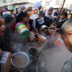 Cerita di Balik Makan Siang Gratis, Strategi Marketing Penjual Miras
