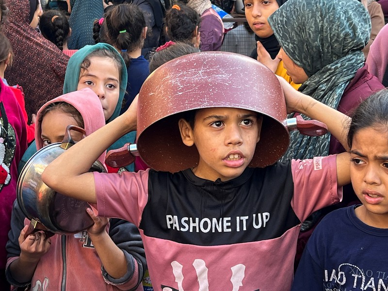 Warga Palestina berebut makanan yang diberikan oleh para sukarelawan, di tengah kekurangan pangan selama konflik antara Israel dan kelompok Islam Palestina Hamas berlanjut, di Rafah, di selatan Jalur Gaza. (REUTERS/Ibraheem Abu Mustafa) Warga Palestina berebut makanan yang diberikan oleh para sukarelawan, di tengah kekurangan pangan selama konflik antara Israel dan kelompok Islam Palestina Hamas berlanjut, di Rafah, di selatan Jalur Gaza. (REUTERS/Ibraheem Abu Mustafa)