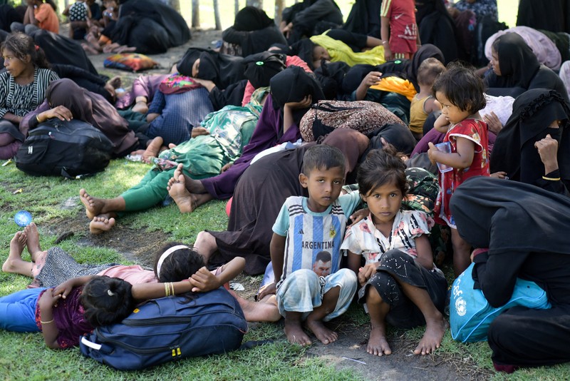 Warga memeriksa perahu kayu yang membawa Muslim Rohingya, setelah mendarat di Blang Ulam, provinsi Aceh, Indonesia, 10 Desember 2023. Warga memeriksa perahu kayu yang membawa Muslim Rohingya, setelah mendarat di Blang Ulam, provinsi Aceh, Indonesia, 10 Desember 2023. (REUTERS/Riska Munawarah) TPX IMAGES OF THE DAY