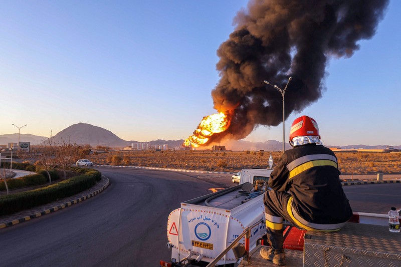 Pemandangan umum kebakaran di kilang minyak di Birjand, Iran, 10 Desember 2023. (Mohsen Noferesti/IRNA/WANA (West Asia News Agency) via REUTERS)