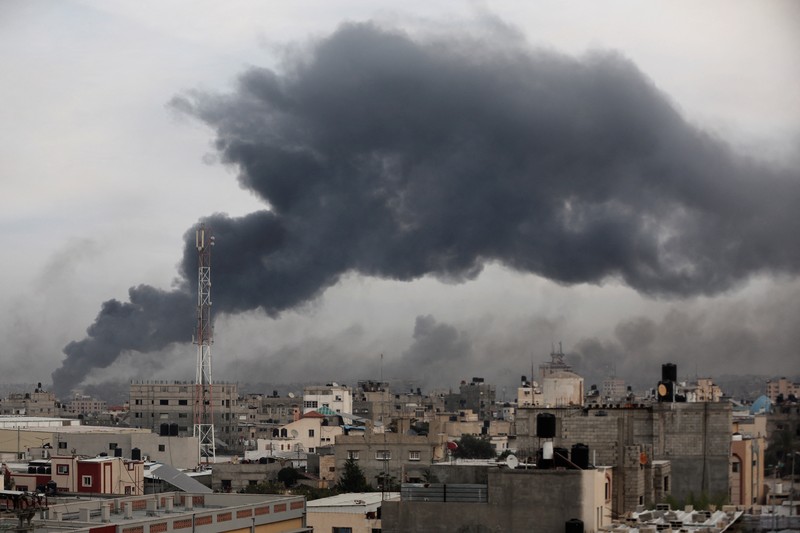 Tentara Israel beroperasi dengan tank di distrik Shajaiya kota Gaza di tengah konflik yang sedang berlangsung antara Israel dan kelompok Islam Palestina Hamas, di Jalur Gaza 8 Desember 2023. Tentara Israel beroperasi dengan tank di distrik Shajaiya kota Gaza di tengah konflik yang sedang berlangsung antara Israel dan kelompok Islam Palestina Hamas, di Jalur Gaza 8 Desember 2023. (REUTERS/Yossi Zeliger)
