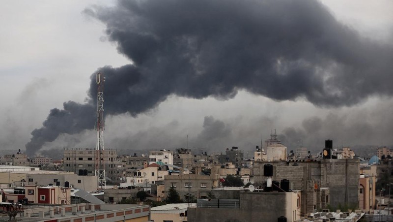 Tentara Israel beroperasi dengan tank di distrik Shajaiya kota Gaza di tengah konflik yang sedang berlangsung antara Israel dan kelompok Islam Palestina Hamas, di Jalur Gaza 8 Desember 2023. (REUTERS/Yossi Zeliger)
