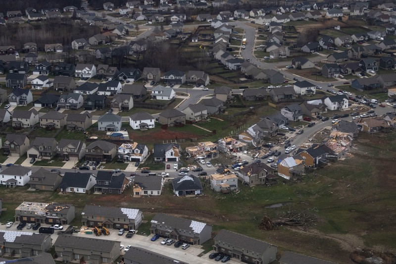 Sejumlah warga membersihkan rerentuhan puing setelah badai Tornado menghantam Tennessee, Amerika Serikat yang menyebabkan sebagian wilayah mengalami mati listrik dan kerusakan parah. (REUTERS/Seth Herald)