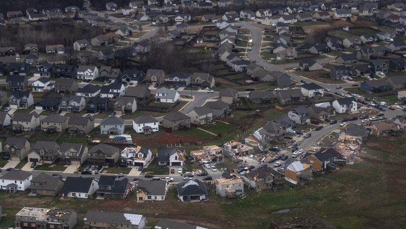 Sejumlah warga membersihkan rerentuhan puing setelah badai Tornado menghantam Tennessee, Amerika Serikat yang menyebabkan sebagian wilayah mengalami mati listrik dan kerusakan parah. (REUTERS/Seth Herald)