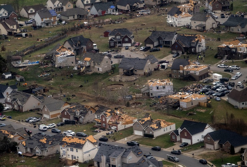 Sejumlah warga membersihkan rerentuhan puing setelah badai Tornado menghantam Tennessee, Amerika Serikat yang menyebabkan sebagian wilayah mengalami mati listrik dan kerusakan parah. (REUTERS/Seth Herald) Sejumlah warga membersihkan rerentuhan puing setelah badai Tornado menghantam Tennessee, Amerika Serikat yang menyebabkan sebagian wilayah mengalami mati listrik dan kerusakan parah. (REUTERS/Seth Herald)
