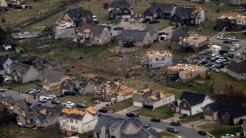 Sejumlah warga membersihkan rerentuhan puing setelah badai Tornado menghantam Tennessee, Amerika Serikat yang menyebabkan sebagian wilayah mengalami mati listrik dan kerusakan parah. (REUTERS/Seth Herald)