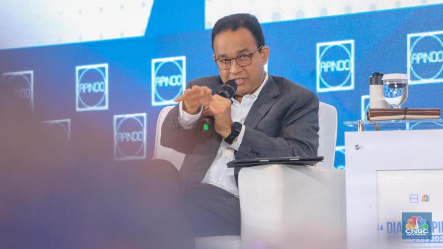 Calon Presiden nomor urut 1, Anies Rasyid Baswedan memberikan pemaparan dalam acara Dialog Apindo Capres 2024 di Menara Bank Mega, Jakarta, Senin (11/12/2023). (CNBC Indonesia/Faisal Rahman)