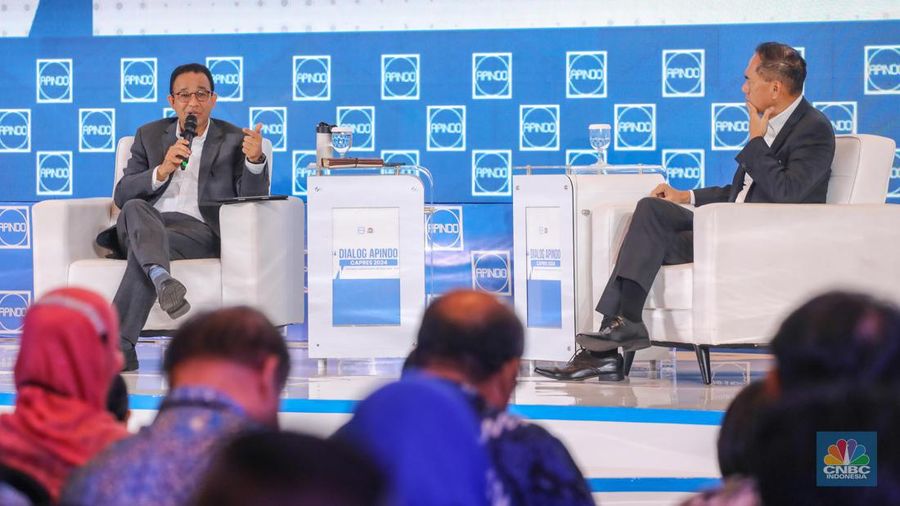 Calon Presiden nomor urut 1, Anies Rasyid Baswedan memberikan pemaparan dalam acara Dialog Apindo Capres 2024 di Menara Bank Mega, Jakarta, Senin (11/12/2023). (CNBC Indonesia/Faisal Rahman)