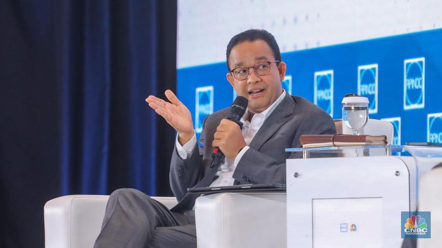 Calon Presiden nomor urut 1, Anies Rasyid Baswedan memberikan pemaparan dalam acara Dialog Apindo Capres 2024 di Menara Bank Mega, Jakarta, Senin (11/12/2023). (CNBC Indonesia/Faisal Rahman)