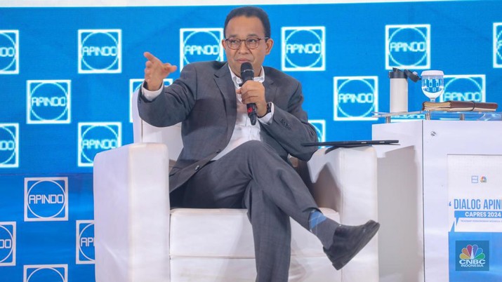 Calon Presiden nomor urut 1, Anies Rasyid Baswedan memberikan pemaparan dalam acara Dialog Apindo Capres 2024 di Menara Bank Mega, Jakarta, Senin (11/12/2023). (CNBC Indonesia/Faisal Rahman)