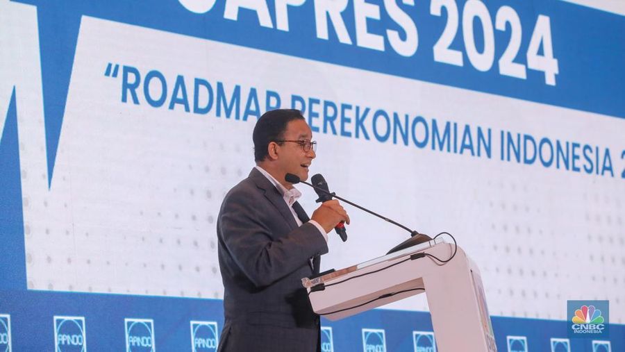 Calon Presiden nomor urut 1, Anies Rasyid Baswedan memberikan pemaparan dalam acara Dialog Apindo Capres 2024 di Menara Bank Mega, Jakarta, Senin (11/12/2023). (CNBC Indonesia/Faisal Rahman)