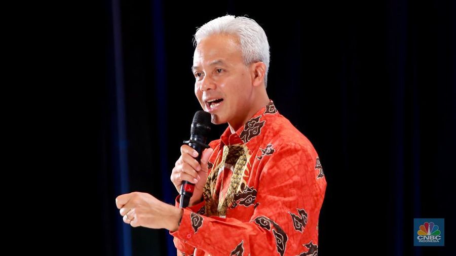Calon Presiden nomor urut 3, Ganjar Pranowo memberikan pemaparan dalam acara Dialog Apindo Capres 2024 di Menara Bank Mega, Jakarta, Senin (11/12/2023). (CNBC Indonesia/Muhammad Sabki)