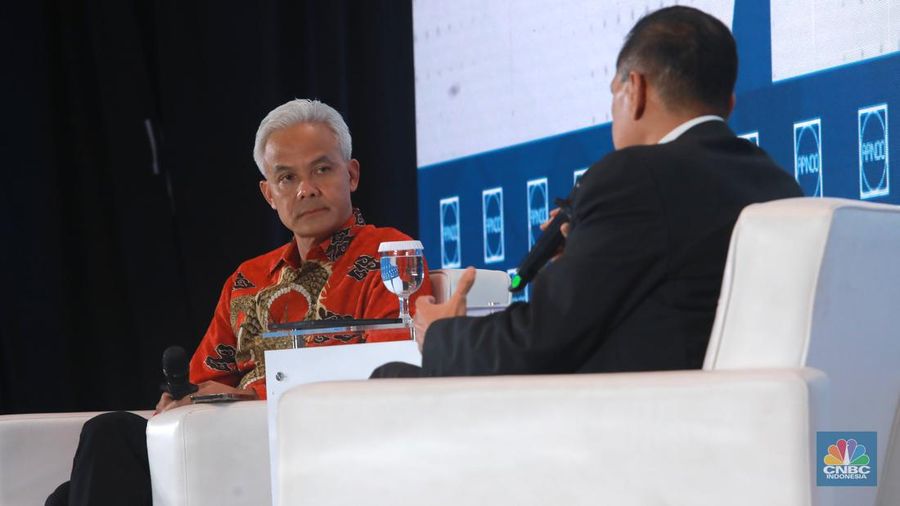 Calon Presiden nomor urut 3, Ganjar Pranowo memberikan pemaparan dalam acara Dialog Apindo Capres 2024 di Menara Bank Mega, Jakarta, Senin (11/12/2023). (CNBC Indonesia/Muhammad Sabki)