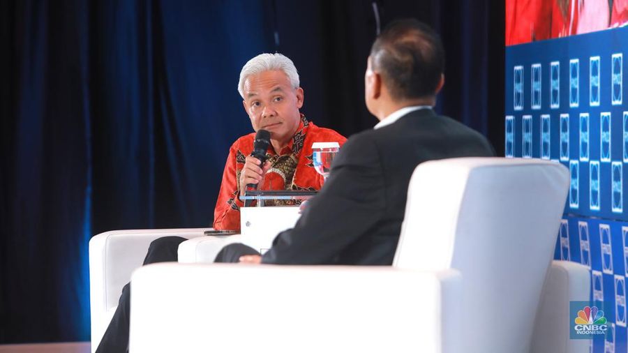 Calon Presiden nomor urut 3, Ganjar Pranowo memberikan pemaparan dalam acara Dialog Apindo Capres 2024 di Menara Bank Mega, Jakarta, Senin (11/12/2023). (CNBC Indonesia/Muhammad Sabki)