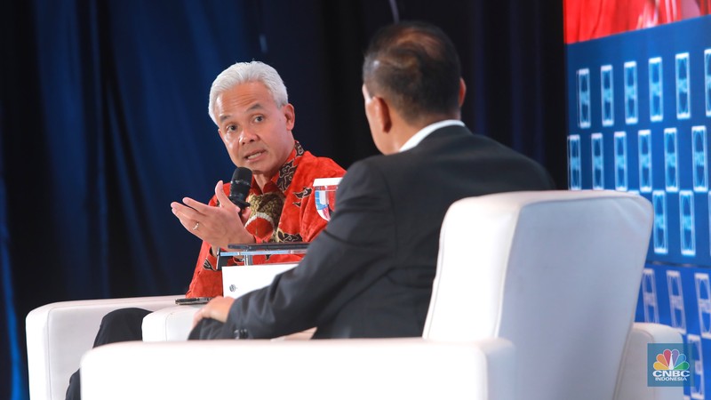 Calon Presiden nomor urut 3, Ganjar Pranowo memberikan pemaparan dalam acara Dialog Apindo Capres 2024 di Menara Bank Mega, Jakarta, Senin (11/12/2023). (CNBC Indonesia/Muhammad Sabki) Calon Presiden nomor urut 3, Ganjar Pranowo memberikan pemaparan dalam acara Dialog Apindo Capres 2024 di Menara Bank Mega, Jakarta, Senin (11/12/2023). (CNBC Indonesia/Muhammad Sabki)