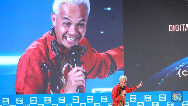 Calon Presiden nomor urut 3, Ganjar Pranowo memberikan pemaparan dalam acara Dialog Apindo Capres 2024 di Menara Bank Mega, Jakarta, Senin (11/12/2023). (CNBC Indonesia/Muhammad Sabki)