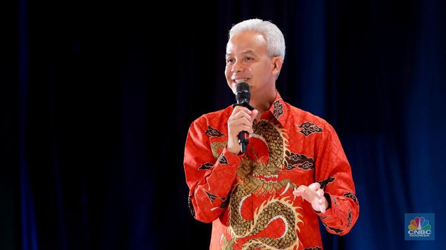 Calon Presiden nomor urut 3, Ganjar Pranowo memberikan pemaparan dalam acara Dialog Apindo Capres 2024 di Menara Bank Mega, Jakarta, Senin (11/12/2023). (CNBC Indonesia/Muhammad Sabki)
