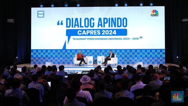 Calon Presiden nomor urut 3, Ganjar Pranowo memberikan pemaparan dalam acara Dialog Apindo Capres 2024 di Menara Bank Mega, Jakarta, Senin (11/12/2023). (CNBC Indonesia/Muhammad Sabki)