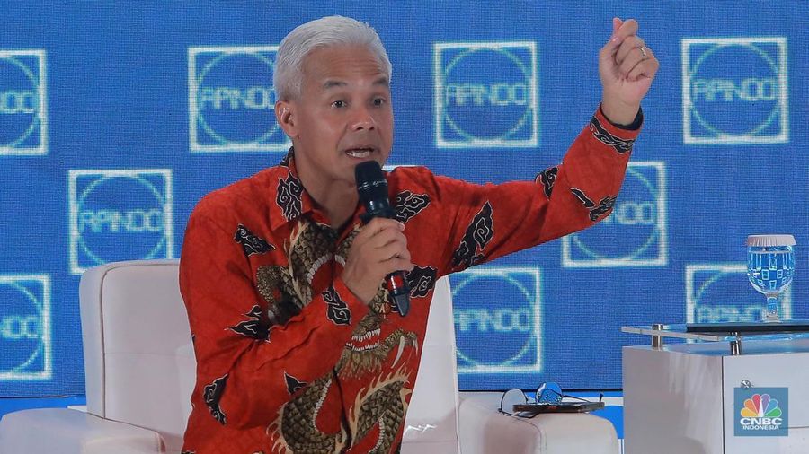Calon Presiden nomor urut 3, Ganjar Pranowo memberikan pemaparan dalam acara Dialog Apindo Capres 2024 di Menara Bank Mega, Jakarta, Senin (11/12/2023). (CNBC Indonesia/Muhammad Sabki)