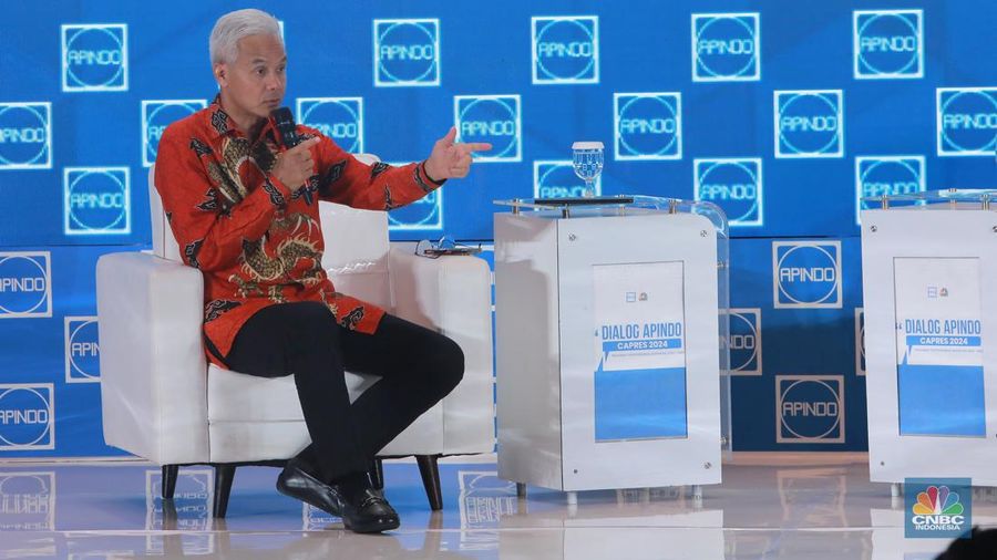 Calon Presiden nomor urut 3, Ganjar Pranowo memberikan pemaparan dalam acara Dialog Apindo Capres 2024 di Menara Bank Mega, Jakarta, Senin (11/12/2023). (վ/Muhammad Sabki)