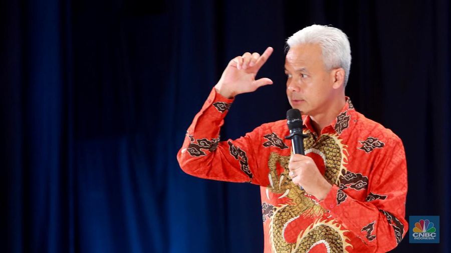 Calon Presiden nomor urut 3, Ganjar Pranowo memberikan pemaparan dalam acara Dialog Apindo Capres 2024 di Menara Bank Mega, Jakarta, Senin (11/12/2023). (CNBC Indonesia/Muhammad Sabki)