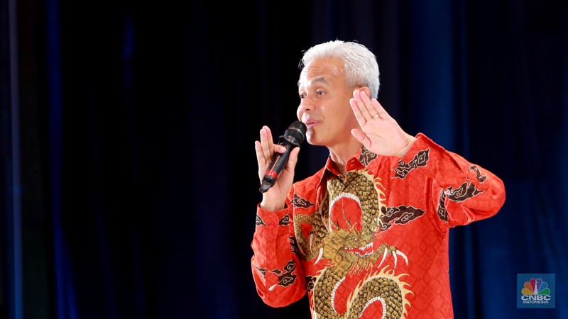 Calon Presiden nomor urut 3, Ganjar Pranowo memberikan pemaparan dalam acara Dialog Apindo Capres 2024 di Menara Bank Mega, Jakarta, Senin (11/12/2023). (CNBC Indonesia/Muhammad Sabki)