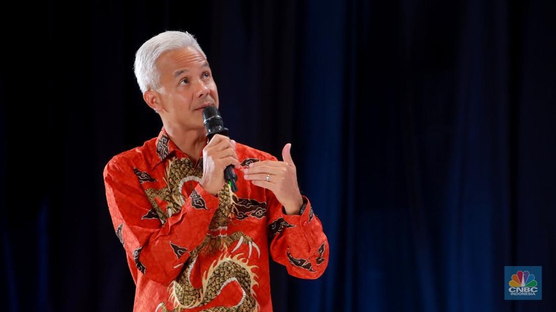 Calon Presiden nomor urut 3, Ganjar Pranowo memberikan pemaparan dalam acara Dialog Apindo Capres 2024 di Menara Bank Mega, Jakarta, Senin (11/12/2023). (CNBC Indonesia/Muhammad Sabki)