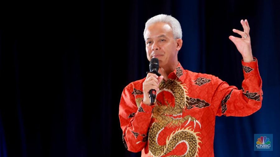 Calon Presiden nomor urut 3, Ganjar Pranowo memberikan pemaparan dalam acara Dialog Apindo Capres 2024 di Menara Bank Mega, Jakarta, Senin (11/12/2023). (CNBC Indonesia/Muhammad Sabki)
