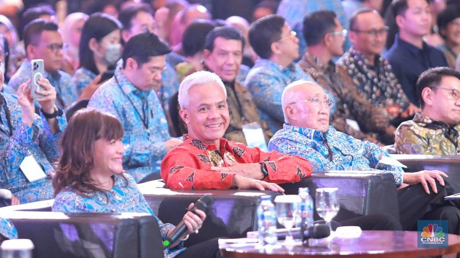 Calon Presiden nomor urut 3, Ganjar Pranowo tiba di acara Dialog Apindo Capres 2024 di Menara Bank Mega, Jakarta, Senin (11/12/2023). (CNBC Indonesia/Muhammad Sabki)