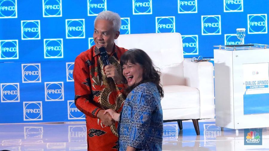 Calon Presiden nomor urut 3, Ganjar Pranowo dan Ketua Umum Asosiasi Pengusaha Indonesia (APINDO), Shinta W. Kamdani berjabat tangan di acara Dialog Apindo Capres 2024 di Menara Bank Mega, Jakarta, Senin (11/12/2023). (CNBC Indonesia/Muhammad Sabki)