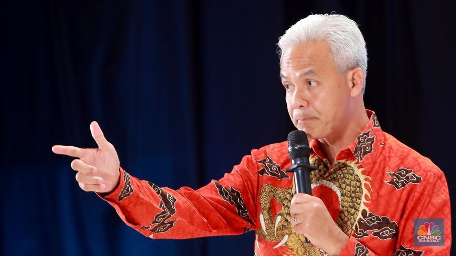 Calon Presiden nomor urut 3, Ganjar Pranowo memberikan pemaparan dalam acara Dialog Apindo Capres 2024 di Menara Bank Mega, Jakarta, Senin (11/12/2023). (CNBC Indonesia/Muhamad Sabki)