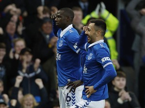 Everton Selalu Ditekan, tapi Menang Kemudian