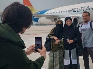 Biasa Diajak Foto, Fiersa Besari Disuruh Fotoin Emak-emak di Bandara