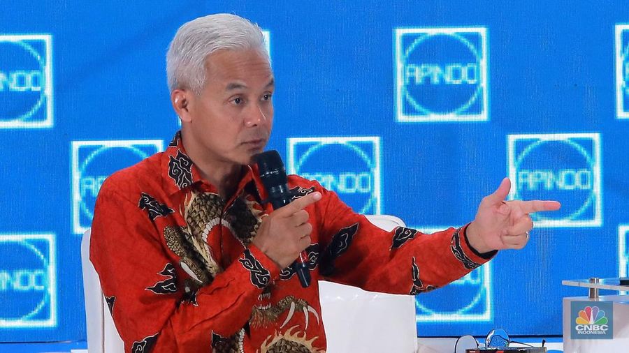 Calon Presiden nomor urut 3, Ganjar Pranowo memberikan pemaparan dalam acara Dialog Apindo Capres 2024 di Menara Bank Mega, Jakarta, Senin (11/12/2023). (CNBC Indonesia/Muhamad Sabki)