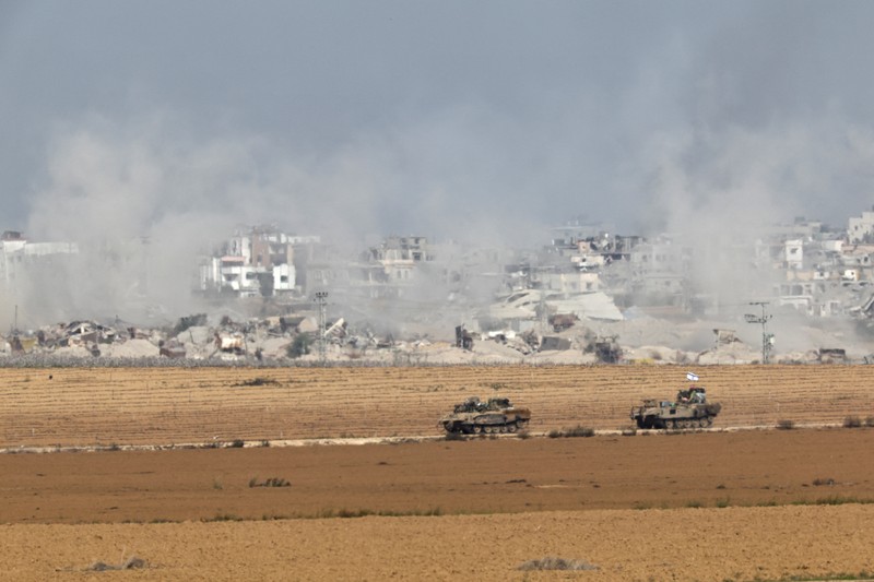 Tentara Israel beroperasi dengan tank di distrik Shajaiya kota Gaza di tengah konflik yang sedang berlangsung antara Israel dan kelompok Islam Palestina Hamas, di Jalur Gaza 8 Desember 2023. Tentara Israel beroperasi dengan tank di distrik Shajaiya kota Gaza di tengah konflik yang sedang berlangsung antara Israel dan kelompok Islam Palestina Hamas, di Jalur Gaza 8 Desember 2023. (REUTERS/Yossi Zeliger)