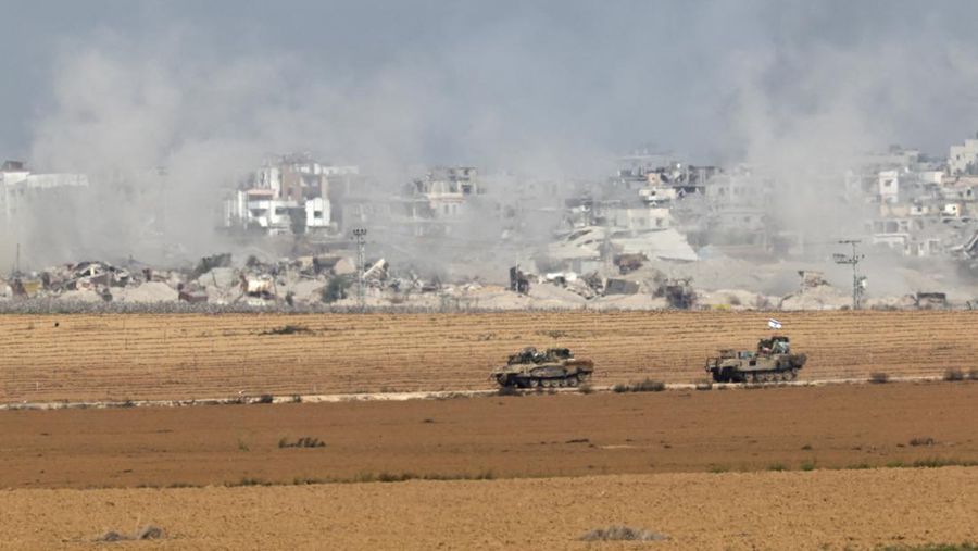 Kendaraan militer Israel bermanuver di dekat perbatasan dengan Gaza di Israel, di tengah konflik yang sedang berlangsung antara Israel dan kelompok Islam Palestina Hamas, terlihat dari Israel selatan, 10 Desember 2023. (REUTERS/Athit Perawongmetha)