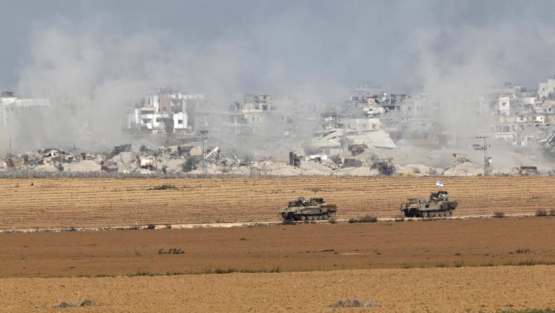 Tentara Israel beroperasi dengan tank di distrik Shajaiya kota Gaza di tengah konflik yang sedang berlangsung antara Israel dan kelompok Islam Palestina Hamas, di Jalur Gaza 8 Desember 2023. (REUTERS/Yossi Zeliger)