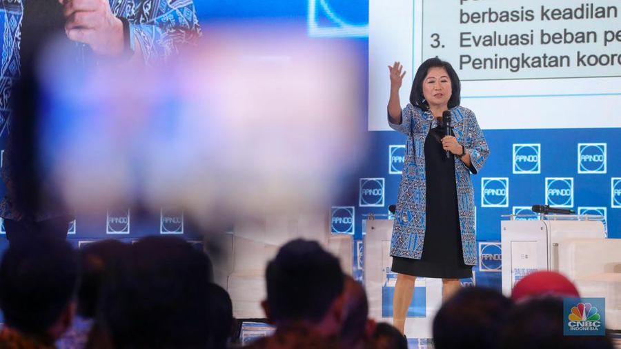 Ketua Dewan Pakar Asosiasi Pengusaha Indonesia (APINDO), Mari Elka Pangestu memberikan sambutan dalam acara Dialog Apindo Capres 2024 di Menara Bank Mega, Jakarta, Senin (11/12/2023). (վ/Faisal Rahman)