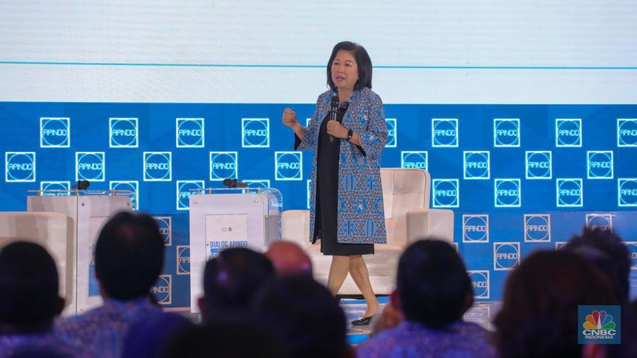 Ketua Dewan Pakar Asosiasi Pengusaha Indonesia (APINDO), Mari Elka Pangestu memberikan sambutan dalam acara Dialog Apindo Capres 2024 di Menara Bank Mega, Jakarta, Senin (11/12/2023). (CNBC Indonesia/Faisal Rahman)