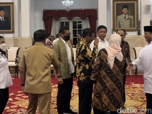 Saat Mahfud Hormat ke Prabowo Sebelum Sidang Kabinet Paripurna