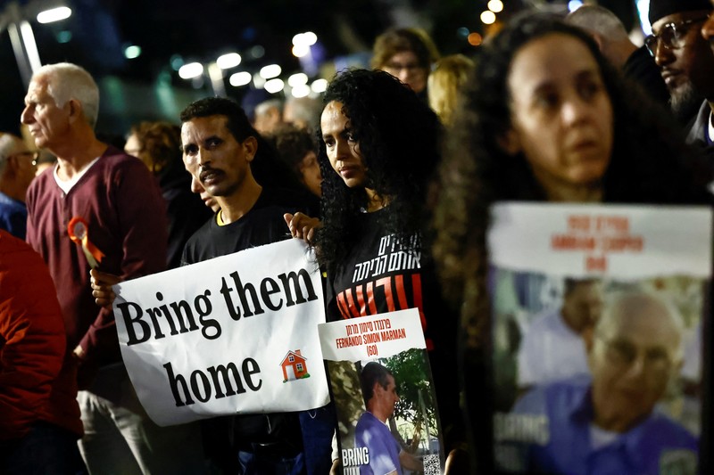 Massa menyerukan pembebasan sandera yang diculik dalam serangan mematikan 7 Oktober oleh kelompok Islam Palestina Hamas, di tengah konflik yang sedang berlangsung antara Israel dan kelompok Islam Palestina Hamas, di Tel Aviv, Israel, 9 Desember 2023. Massa menyerukan pembebasan sandera yang diculik dalam serangan mematikan 7 Oktober oleh kelompok Islam Palestina Hamas, di tengah konflik yang sedang berlangsung antara Israel dan kelompok Islam Palestina Hamas, di Tel Aviv, Israel, 9 Desember 2023. (REUTERS/Clodagh Kilcoyne)