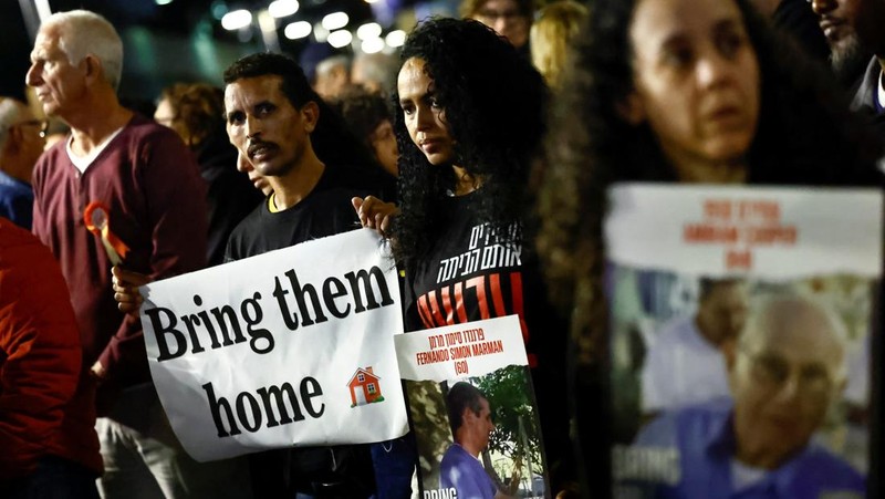 Massa menyerukan pembebasan sandera yang diculik dalam serangan mematikan 7 Oktober oleh kelompok Islam Palestina Hamas, di tengah konflik yang sedang berlangsung antara Israel dan kelompok Islam Palestina Hamas, di Tel Aviv, Israel, 9 Desember 2023. (REUTERS/Clodagh Kilcoyne)
